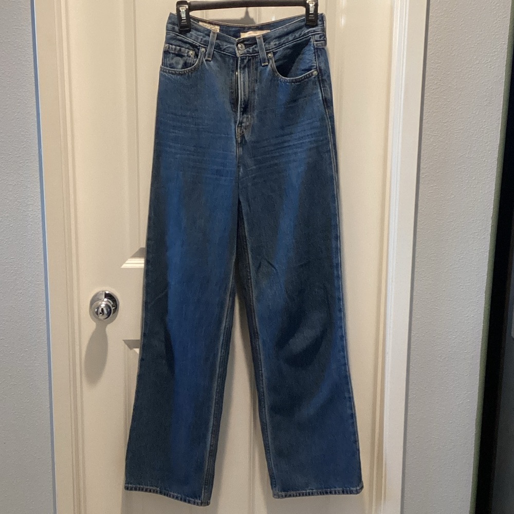 EUC Levi’s High Loose Jeans